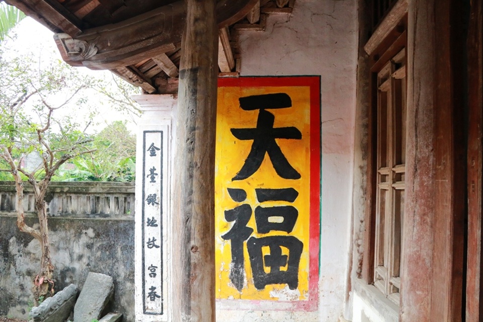 Bên trái đầu hè hậu cung có hai chữ Hán Thiên Phúc - đây là niên hiệu nước ta dưới thời vua Lê Đại Hành. Ngoài hai niên hiệu này, các cột hai bên cũng có những câu đối ca ngợi công đức của hai vị vua tiền khởi này.