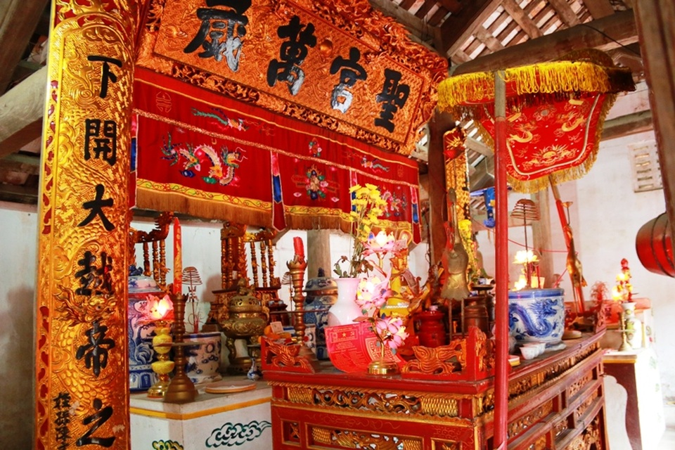 Bên trong hậu cung, bàn thờ hai vua Đinh - Lê luôn được người dân trong làng hương khói rất chu đáo và thành kính. Vào những ngày lễ, đình làng Yên Thành được xem như là nơi linh thiêng để tưởng nhớ hai vị vua khai quốc công thần. Ngôi đình độc đáo ở chỗ, hiếm có đình làng nào lại chọn cả hai vị vua làm thành hoàng.