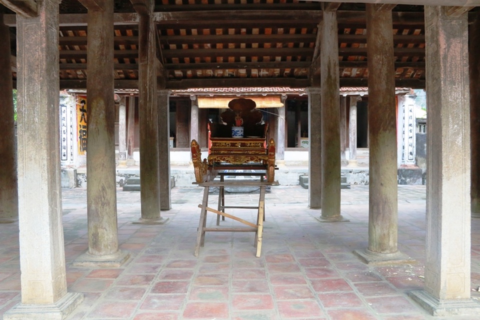 Gian giữa của tiền đường được đặt một kiệu lễ, kiệu được dùng vào những dịp lễ quan trọng. Những ngày lễ, người dân trong làng tập trung về đình làng, và chung tay việc làng xã, thờ cúng hai vị vua thành hoàng, cầu xin hai vua ban mưa thuận gió hòa, mùa màng tốt tươi...