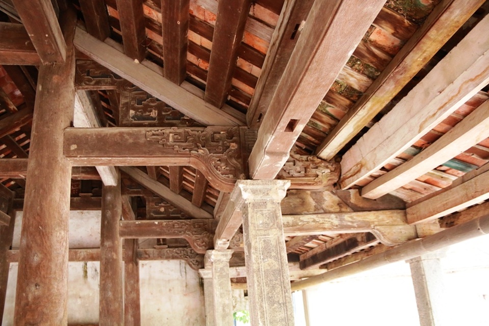 Cột, đòn tay, rui mè, khóa gian của đình đều được làm bằng gỗ lim và được trạm khắc các họa tiết hoa văn. Trên mái đình lợp ngói âm dương, mỗi viên ngói đều được đúc có in hình chữ Thọ