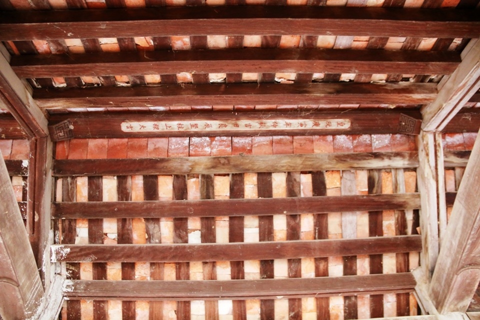 Ngay giữa chính mái nhà Tiền đường, bên trên vẫn còn hàng chữ Hán cổ thể hiện niên đại, cũng như giá trị về lịch sử, văn hóa của ngôi đình độc đáo nhất đất cố đô Hoa Lư này.