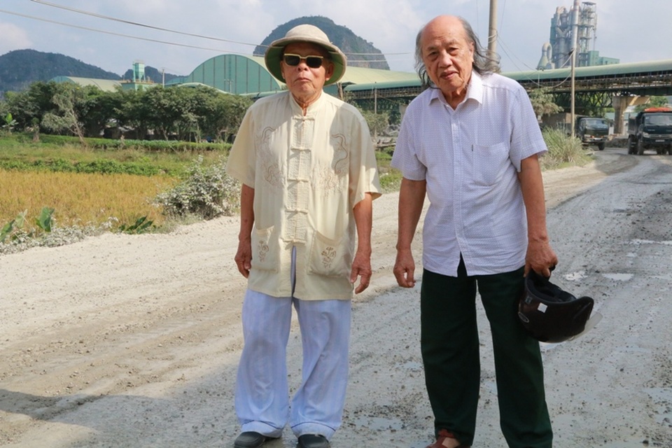 Ông Lương (bên phải) cùng người bạn già đi trên con đường hạnh phúc.