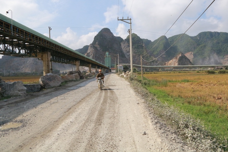 Con đường dài gần 1km do ông Lương bỏ tiền túi làm đã 15 năm đến nay vẫn chưa hư hỏng.