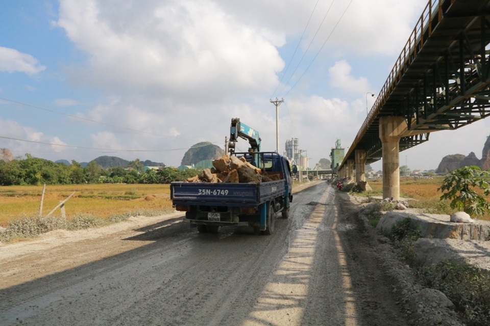 Mỗi ngày có hàng trăm lượt xe tải chở đá đi trên con đường siêu tải trọng này.
