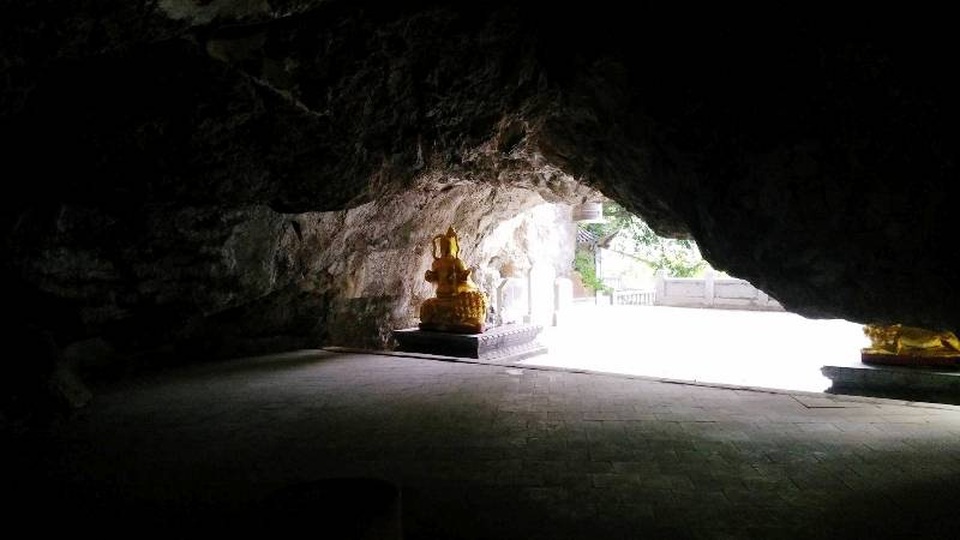 
Cửa động rộng chừng 20m, sâu hơn 30m. Sử cũ ghi lại, sau khi Đinh Bộ Lĩnh lên ngôi hoàng đế thì giao động Am Tiên cho võ sư Trương Ma Ni và con trai Trương Ma Sơn phụ trách và cải tạo nơi hiểm trở này thành một pháp trường chuyên xử những kẻ có tội để giúp vua trị nước.
