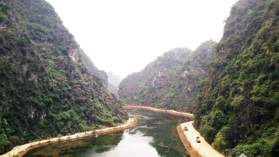 Khu vực động Am Tiên được bao bọc bởi những núi đá cao chót vót. Trước kia, để vào được động phải đi qua cửa nằm ở lưng chừng núi, men theo con đường nhỏ bên Ao Giải. Hiện nay, đường vào động Am Tiên đã được đầu tư mở một hầm đường bộ xuyên núi vào thung lũng, đường quanh Ao Giải cũng được nâng cấp, ô tô có thể đi được.