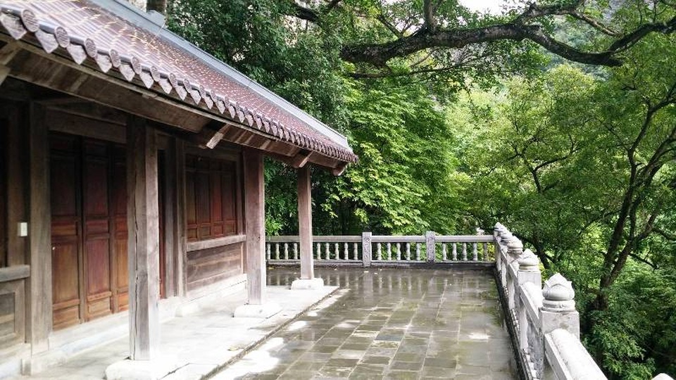 
Năm 2011, UBND tỉnh Ninh Bình phê duyệt quy hoạch chi tiết khu động Am Tiên, bãi đỗ xe và khu dịch vụ phục vụ khu cố đô Hoa Lư - Tràng An thuộc dự án xây dựng cơ sở hạ tầng khu du lịch sinh thái Tràng An.
