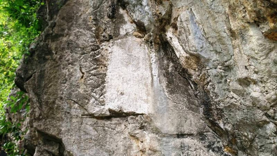 Ngay trên vách đá trước cửa chùa hiện dấu tích một bài thơ truyền khẩu tóm tắt cuộc đời và sự nghiệp của Hoàng Hậu Dương Vân Nga. Bài thơ có đoạn: Hai vai gồng gánh hai Vua/ Hai triều hoàng hậu, tu Chùa Am Tiên/ Theo chồng đánh Tống bình Chiêm/ Có công với nước, vô duyên với đời.