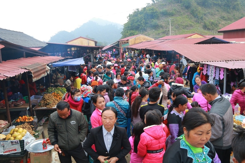Phiên chợ Pà Cò, huyện Mai Châu, tỉnh Hòa Bình chỉ diễn ra đúng một ngày vào Chủ nhật trong tuần.