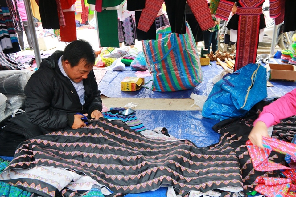 Chợ đông người mua - kẻ bán nên nhiều người đàn ông cũng tham gia bán hàng giúp vợ. Nhiều người có duyên nên rất đắt hàng.