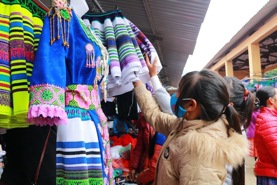 Chợ là không chỉ là nơi mua bán mà còn là nơi gặp gỡ, hẹn hò lứa đôi. Những cô gái Mông chọn cho mình những chiếc váy xinh xắn nhất để mặc trong lần gặp gỡ người yêu dịp chợ Tết.