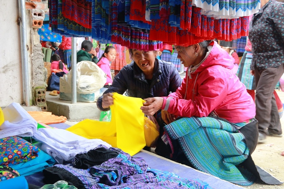 Cảnh mua bán ở chợ Pà Cò nhộn nhịp từ sáng tinh mơ cho đến hết ngày. Người Mông đến chợ mua bán rất nhanh, thuận mua vừa bán nên cả người bán lẫn người mua đều rất hài lòng.