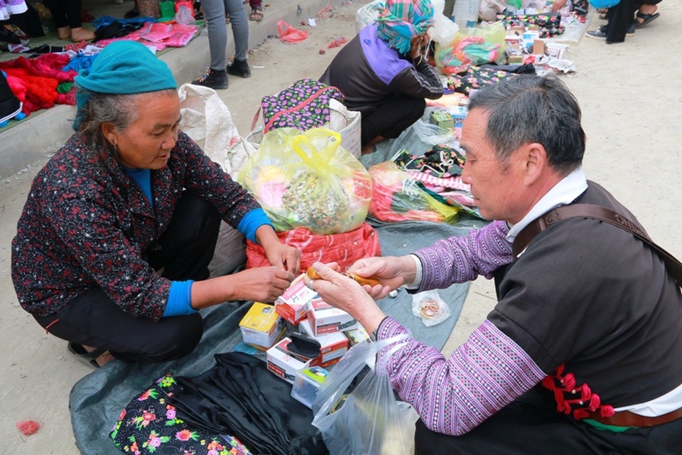 Giới nam giới thường đến chợ để mua sắm các vật dụng cần thiết trong gia đình