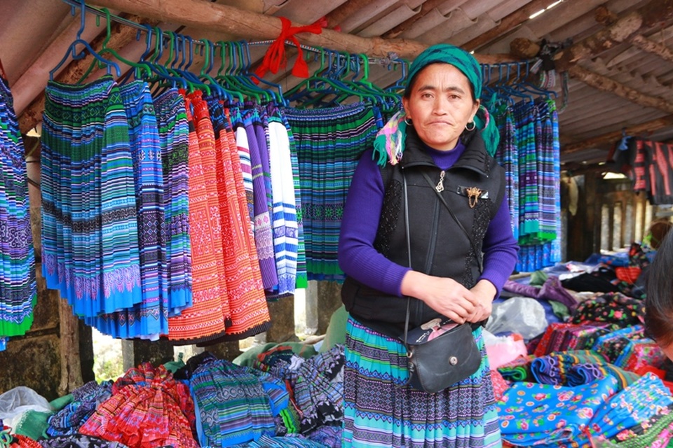 Những ngày Tết, sạp hàng của người phụ nữ này bán chạy gấp đôi, gấp 3 ngày thường nên chị làm việc quên ăn.