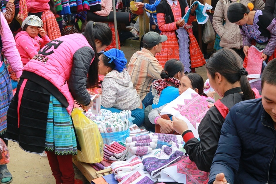 Các mặt hàng được phụ nữ ưa chuộng là đồ thổ cẩm về dệt váy, may quần áo cho mình và những người thân trong gia đình.