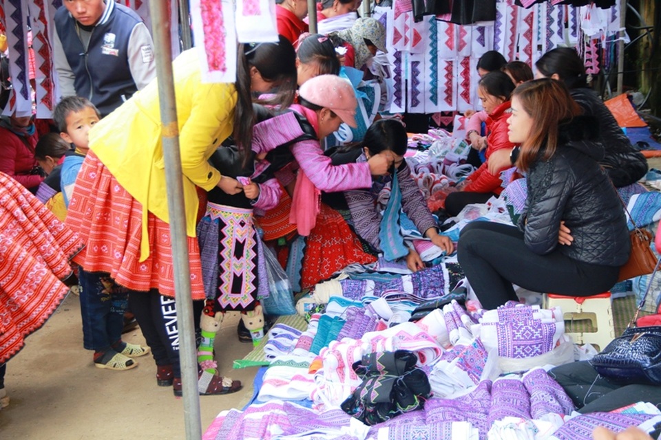 Đây là nơi giao lưu, trao đổi, mua bán hàng hóa lớn nhất trong vùng, nơi giáp danh giữa tỉnh Hòa Bình và Sơn La.