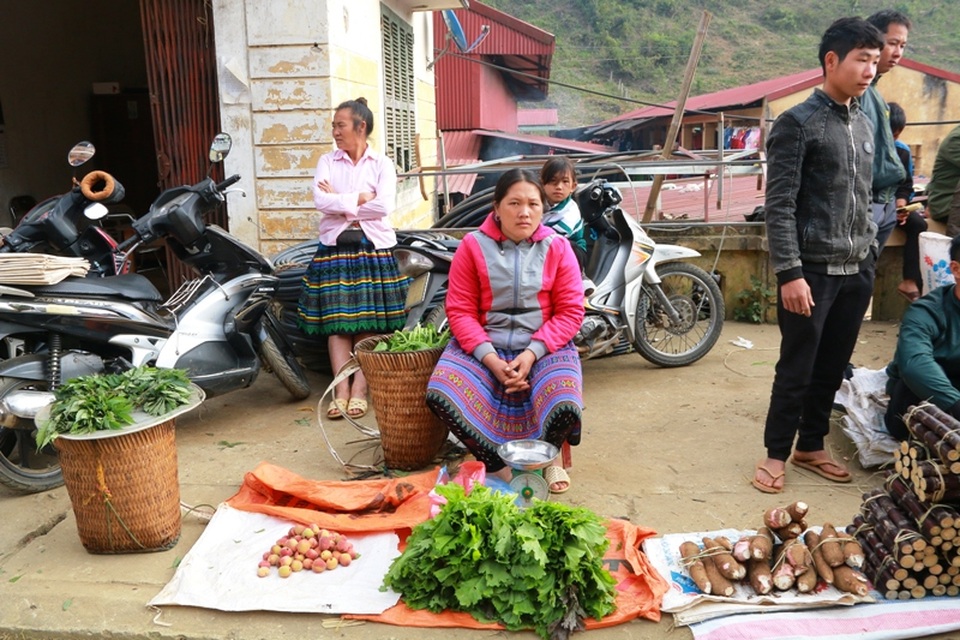 Gia đình nào có cây nhà, lá vườn đều mang đến chợ để trao đổi hàng hóa.