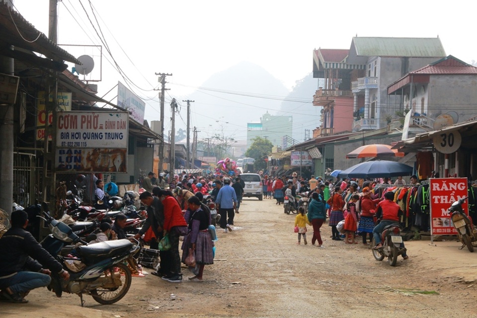 Từ nay đến Tết người Mông, chợ Pà Cò sẽ còn diễn ra 2 - 3 phiên chợ nữa. Đây là dịp để người dân mua bán, sắm Tết, trao đổi hàng hóa. Là nơi để các đôi bạn trẻ hẹn hò nhau sau những ngày xa cách.