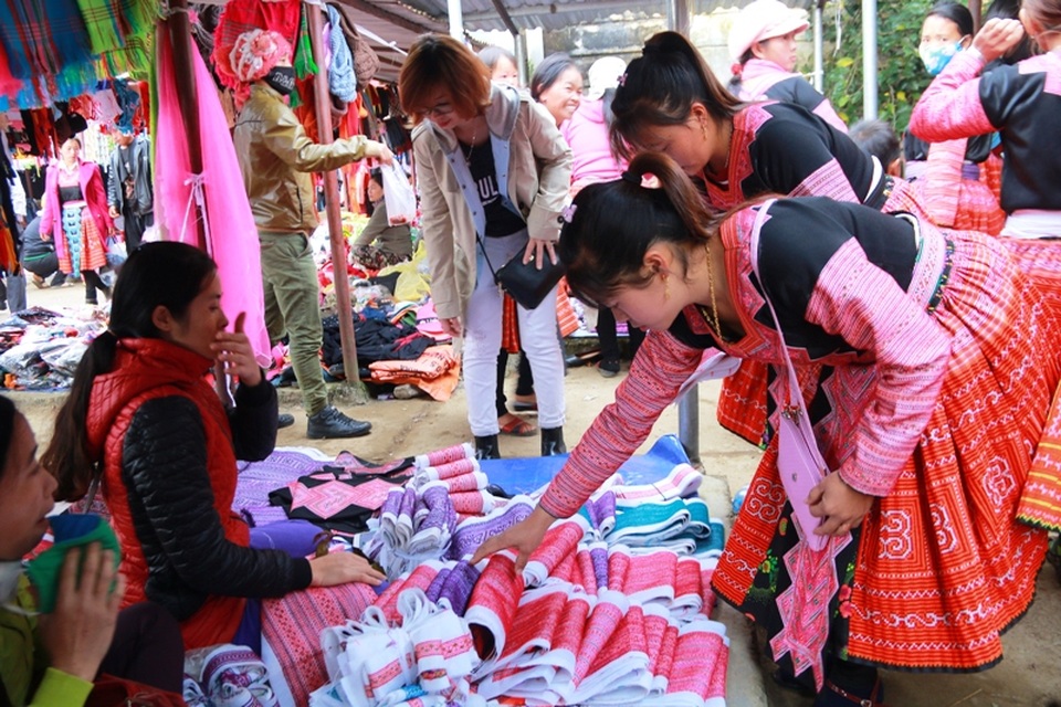 Đến chợ nhiều nhất là người Mông ở các xã Pà Cò, Hang Kia của huyện Mai Châu.