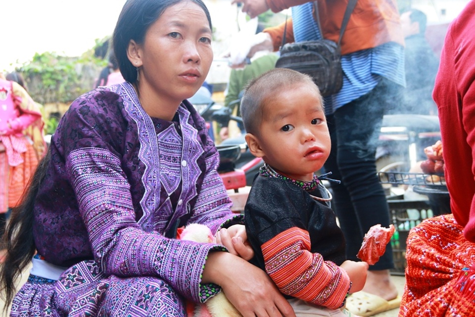 Xuống dự phiên chợ, chủ yếu là người Mông Xanh sống ở trên những ngọn núi cao. Họ đến đây để mua bán, trao đổi những sản vật trong vùng.