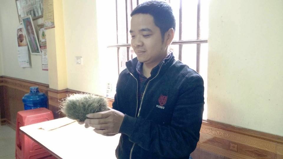 Người dân mổ lợn bán phát hiện “cát lợn” quý hiếm? - 1 Anh Hùng cùng vật lạ nghi cát lợn mà gia đình phát hiện trong dạ dày lợn nái.