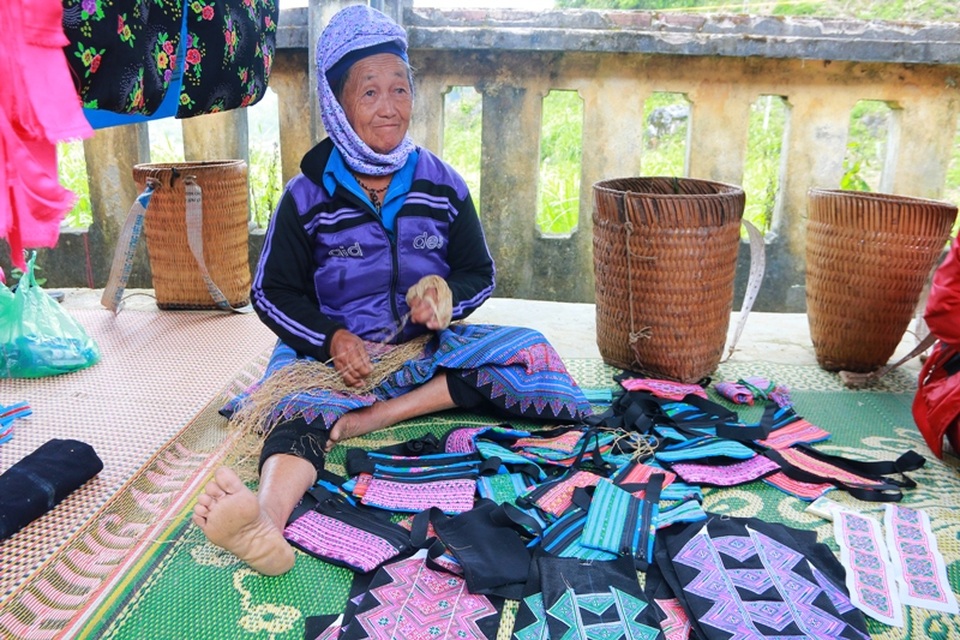 Hàng được bày bán nhiều ở chợ chủ yếu là đồ thổ cẩm. Mặt hàng này sẽ được người Mông mua về may váy, quần áo, trang phục dùng trong dịp tết cổ truyền của dân tộc mình.