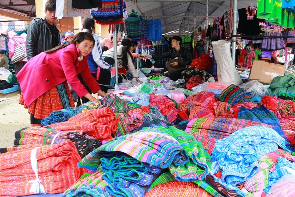 Những chiếc váy Mông đủ màu sắc, kích cỡ được bày bán tại một sạp hàng trong chợ.