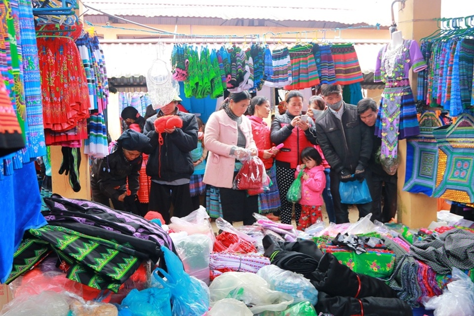 Nhà nhà, người người ở các gia đình dân tộc Mông đều đổ về chợ đi sắm Tết, ai cũng mong muốn có được bộ quần áo mới, một cái Tết đầy đủ, đầm ấm trong ngày đầu năm.