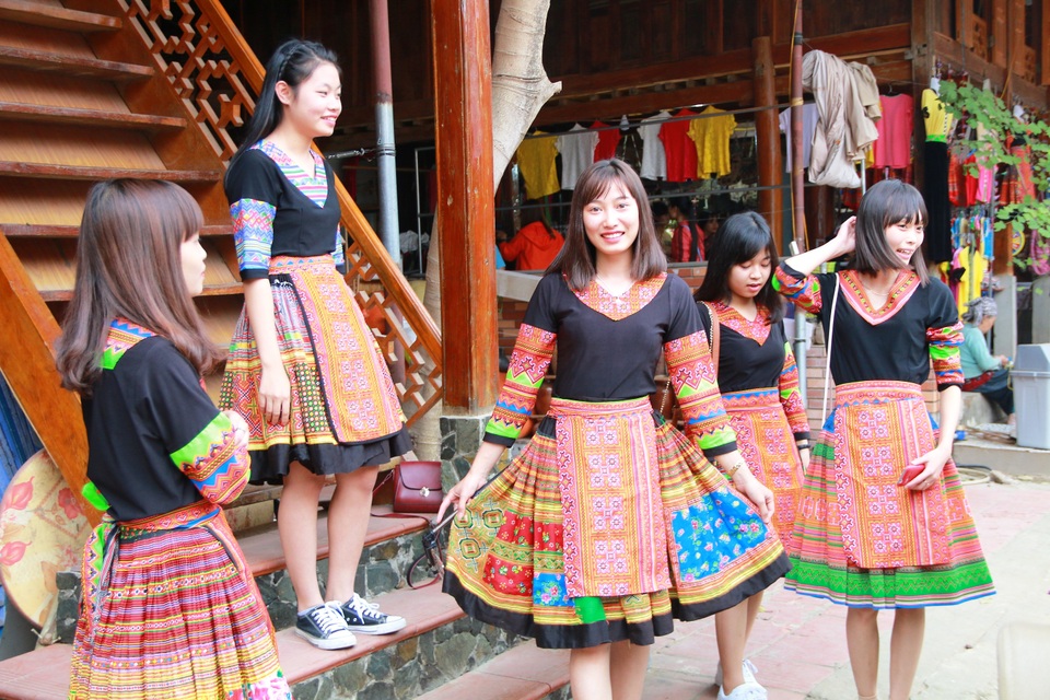 
Những bộ quần áo dân tộc được treo bán và cho thuê ở nhiều quầy hàng ở Bản Lác, Mai Châu, Hòa Bình. Các bạn sinh viên chỉ cần bỏ ra số tiền từ 15 - 20 nghìn đồng thoải mái chọn cho mình bộ trang phục dân tộc vừa ý.
