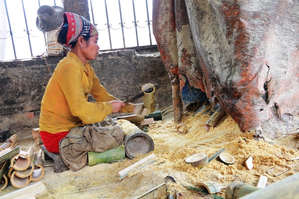 Không chỉ nam giới làm công việc nặng nhọc này mà nhiều phụ nữ cũng tham gia sản xuất. Thường, những phụ nữ làm các công đoạn đỡ nặng nhọc và vất vả hơn như chẻ ống luồng, xe đũa... Công ngày của họ cũng không thua kém những người đàn ông là mấy. Ngày thường làm chậm việc lắm vì người dân ít dùng đũa này, chỉ khi nào có đám mới dùng. Ngày tết nhu cầu tăng cao nên chúng tôi làm từ sáng đến tối không hết việc, chị Vi Thị Hương tâm sự.
