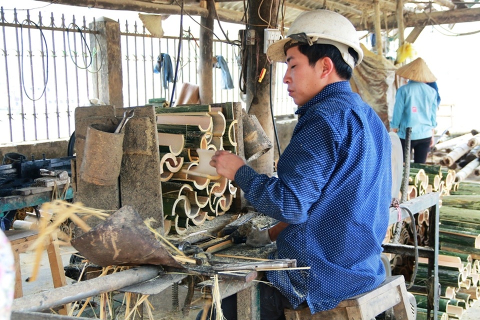 Mỗi ngày, một xưởng sản xuất đũa sử dụng 1 lần làm ra hàng nghìn đôi đũa. Tại những xưởng làm đũa ban đầu này chỉ làm đến công đoạn tạo ra những chiếc đũa từ thân cây rồi bó thành từng bó lớn. Còn lại chuyển bán cho những người chuyên buôn bán về xử lý vệ sinh, đóng gói rồi bán ra thị trường.