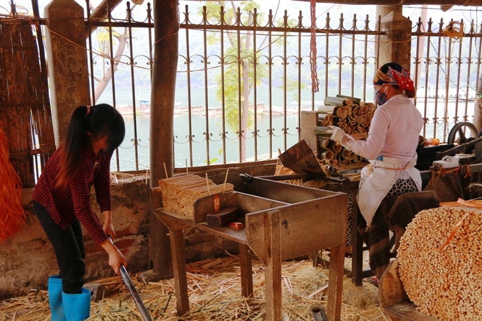 Phế thải từ việc làm đũa thường rất nhiều nên phải được quyét dọn, thu gom thường xuyên. Vì thế, tại các xưởng sản xuất đũa luôn có một đến 2 người làm công việc này. Vào dịp cuối năm, mỗi lao động cũng kiếm cả chục triệu đồng trong tháng sản xuất đũa bán phục vụ mùa Tết.