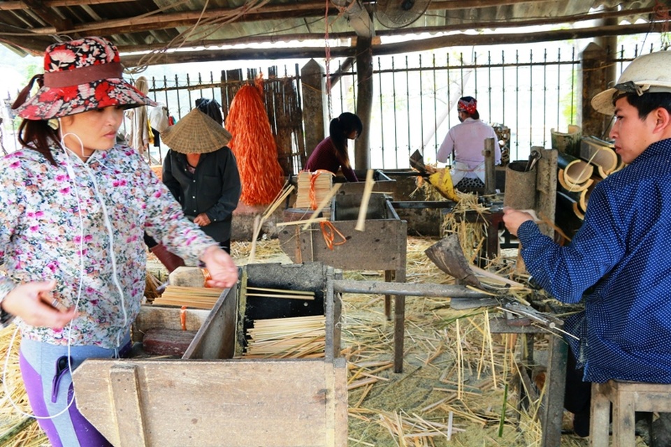 Để làm ra đôi đũa, những người công nhân phải phối hợp nhịp nhàng. Hấu hết họ là người dân địa phương, đây là việc làm phụ nên cũng không chú trọng đến bảo hộ lao động.