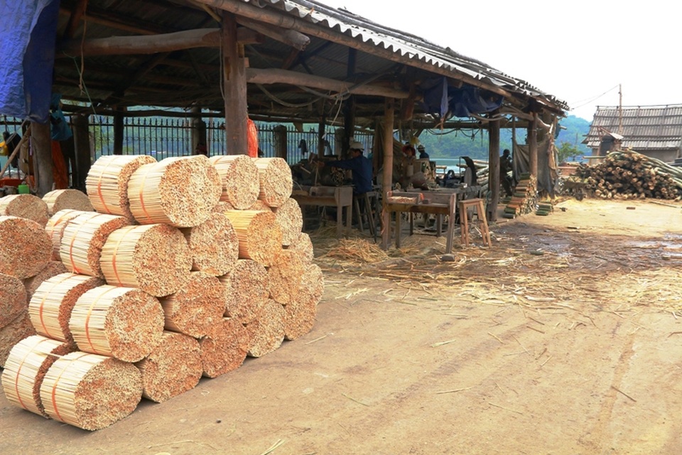 Nghề sản xuất ra những đôi đũa sử dụng 1 lần chủ yếu phát triển ở những địa phương miền núi trồng nhiều cây luồng. Các cơ sở sản xuất đũa dùng 1 lần thường là các lán trại tạm, gần sông hoặc hồ nước để thuận tiện cho việc vận chuyển luồng từ nơi thu hoạch đến nơi sản xuất.