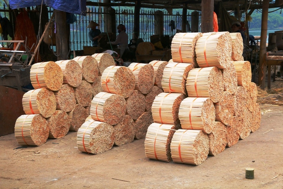 Hàng vạn đôi đũa được làm ra nhưng cũng không đủ so với nhu cầu dùng ngày một tăng cao ở các tỉnh dưới đồng bằng. Đũa 1 lần thường được dùng trong các dịp lễ hội, cưới hỏi...