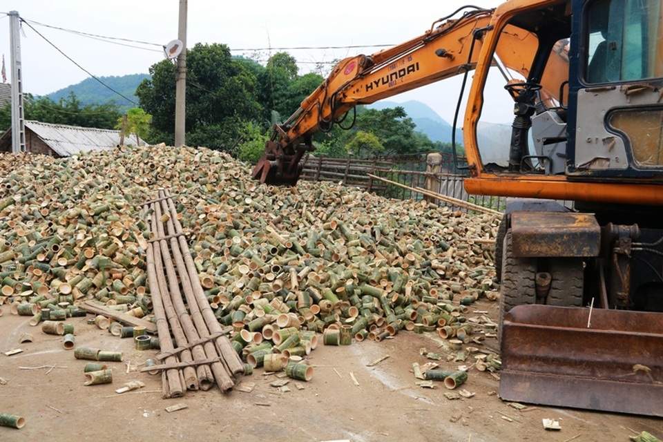 Nhu cầu dùng đũa sử dụng 1 lần tăng cao đồng nghĩa với việc những cây luồng được xử lý, cắt bỏ mắt ngày càng nhiều hơn, vì thế những mắt cây luồng được loại bỏ nhiều đến mức phải dùng máy xúc để gạt thành từng đống mới sắp xếp được diện tích của từng xưởng sản xuất.