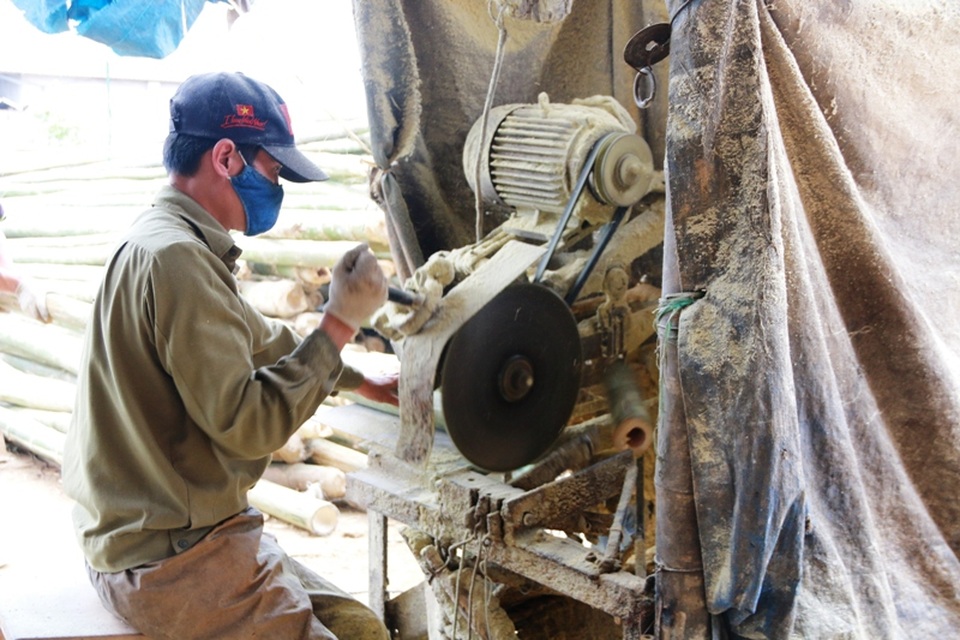 Người điều khiển máy cắt phải chọn lựa từng khúc luồng đẹp, không bị sâu đục thân... Làm công đoạn cắt luồng đòi hỏi người làm phải có sức khỏe, chịu được tiếng ồn và bụi từ việc cưa cắt luồng. Anh Nam (36 tuổi), ở Mai Châu, Hòa Bình chia sẻ: Mỗi ngày làm cũng được công từ 200 - 300 nghìn, ở miền núi chẳng có việc gì làm, đi làm đũa còn có thêm thu nhập mà lại cao hơn các nghề khác nhiều.