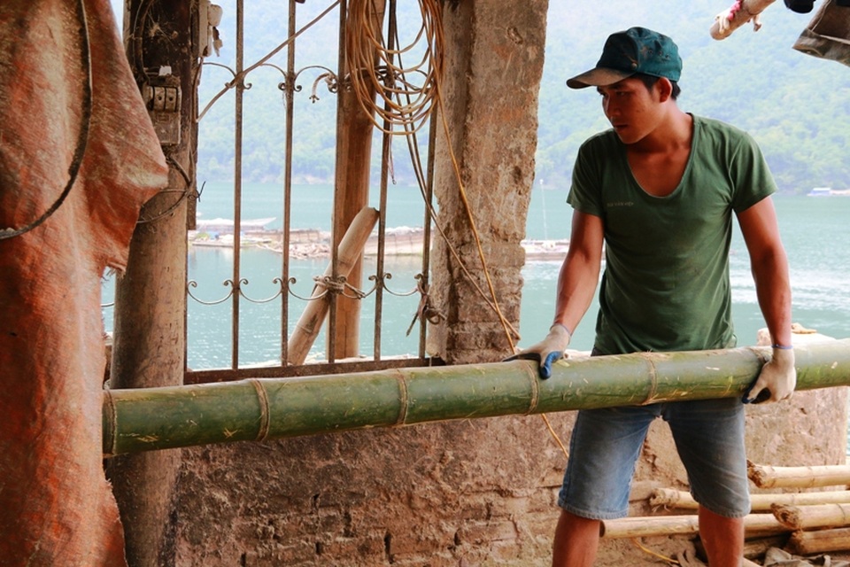 Để chế biến cây luồng thành những đôi đũa sử dụng 1 lần phải qua nhiều công đoạn, người làm nghề này cũng mất nhiều công sức. Tuy nhiên, do có sự hỗ trợ của máy móc nên thời gian làm ra những chiếc đũa ngày càng được rút ngắn, con người cũng bớt vất vả hơn trước kia. Ban đầu, từng cây luồng dài trên 5m được đưa vào máy cắt bỏ mắt, lấy từng khúc luồng dài vừa tầm một chiếc đũa.