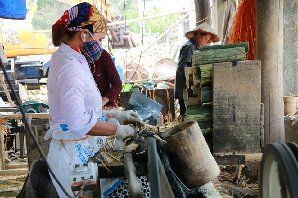 Một phụ nữ quấn luôn chiếc bao bì làm tạp dề để tránh bụi, phế liệu thừa từ việc tiện đũa bay vào người. Để chịu được công việc nặng nhọc đòi hỏi sức khỏe, chịu được tiếng ồn này nhiều phụ nữ phải đeo tai phone nghe nhạc khi làm việc. Những ngày giáp tết chúng tôi làm việc từ sáng đến tối, chỉ nghỉ ăn cơm trưa ít phút thôi. Chạy đua với thời gian nhưng vẫn không đủ đũa cung ứng ra thị trường, chị Lan làm trong 1 xưởng làm đũa ở huyện Mai Châu, Hòa Bình cho hay.