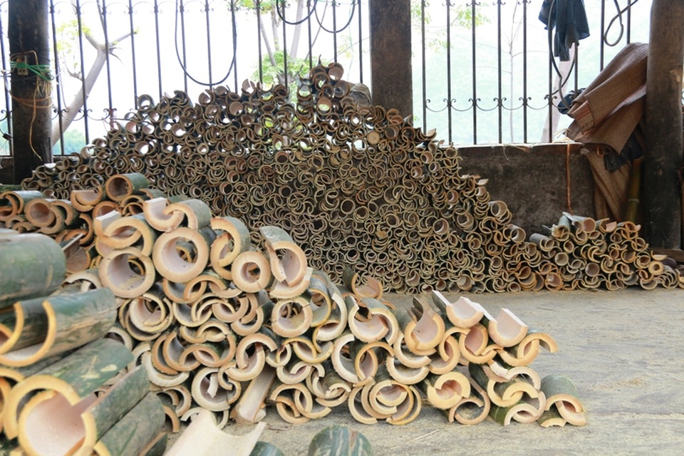 Những thân cây luồng sau khi được cắt khúc, bổ đôi được xếp ngay ngắn chuẩn bị đưa vào máy tiện thành những đôi đũa. Loại đũa dùng 1 lần không những rẻ mà còn rất tiện lợi cho người sử dụng nên nhu cầu của người dân ngày một tăng cao. Vì thế, mỗi cơ sở sản xuất loại đũa này ngày càng có thu nhập cao, có này thu nhập cả chục triệu đồng.