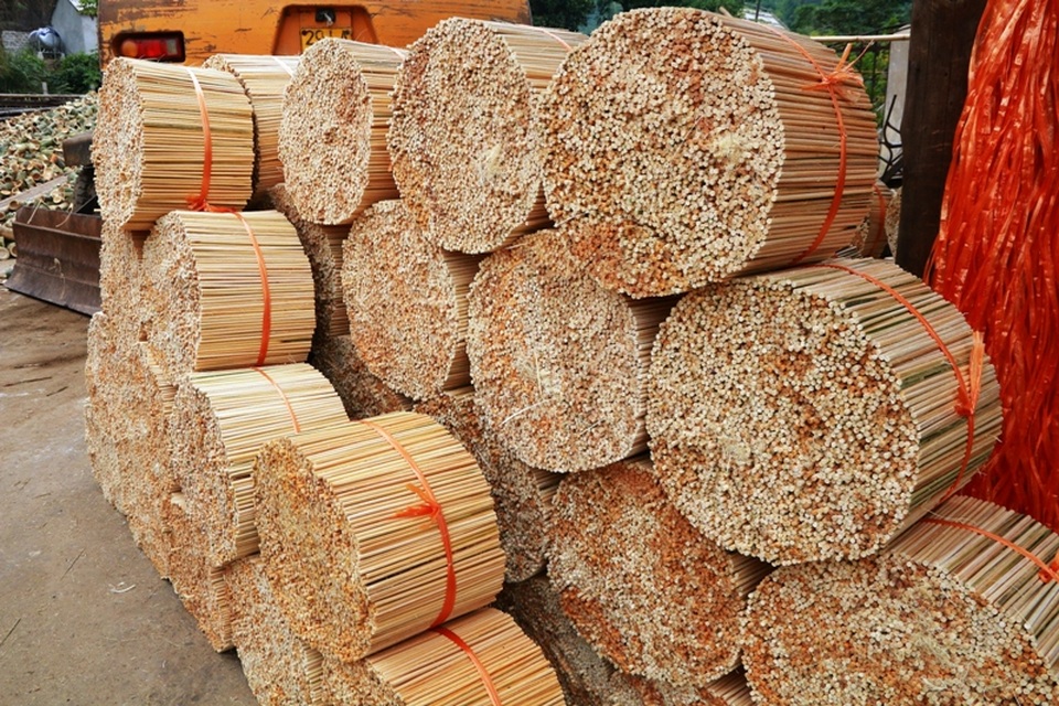 
Từng bó đũa lớn vừa ra lò được bó chặt, xếp thành từng hàng. Khi đủ số lượng lớn, các thương lái ở miền xuôi sẽ lên mua và chuyển về bằng ô tô. Loại đũa này để có thời gian lâu không bị mối mọt còn phải được xử lý để đảm bảo vệ sinh an toàn thực phẩm.
