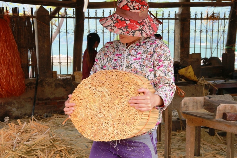 Vào dịp cuối năm, công việc nhiều, những công nhân làm đũa chạy đua với thời gian.