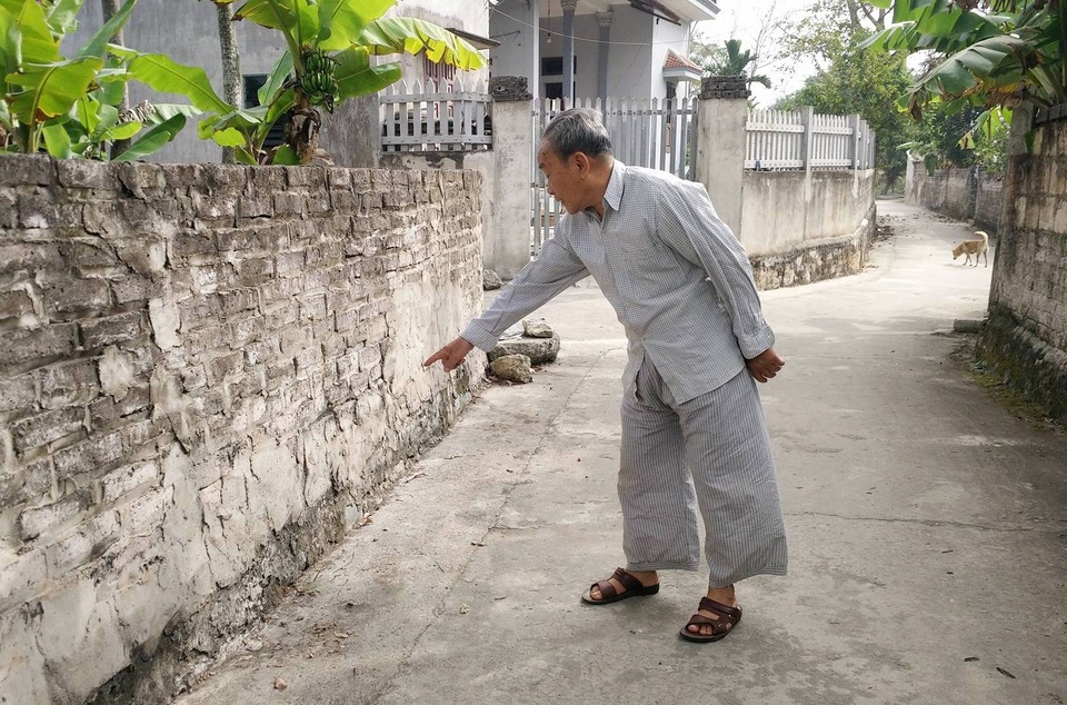 Ông giáo làng hiến “đất vàng” làm đường cho dân - 1 Ông Nguyễn Tử Chiều đã hiến hơn 70 m2 đất để mở rộng đường làng ngõ xóm.