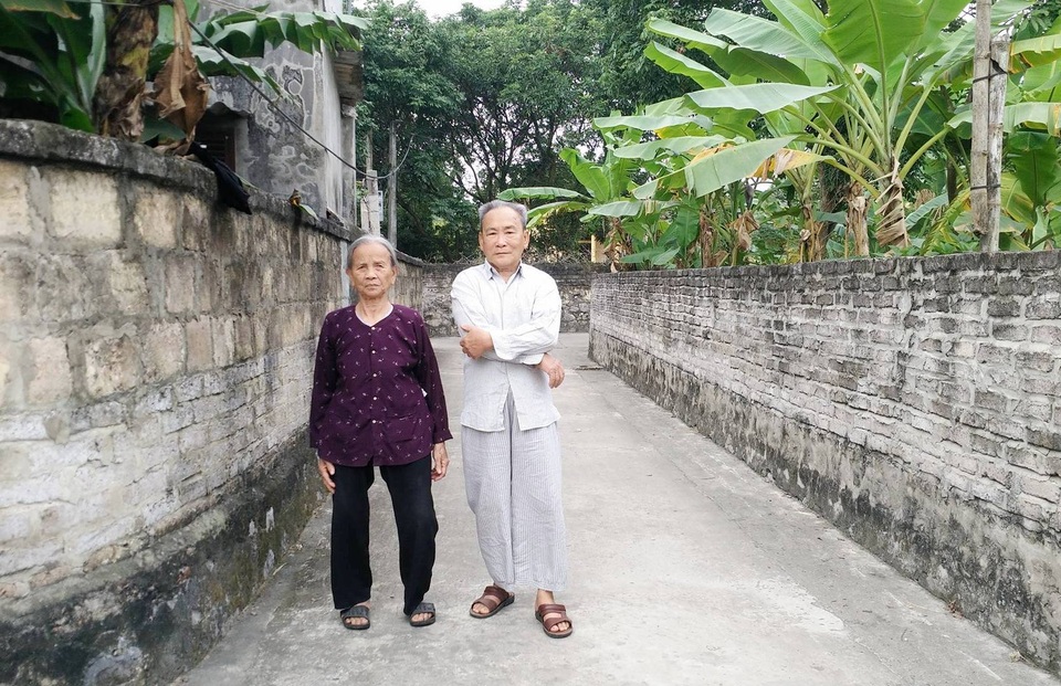 Ông giáo làng hiến “đất vàng” làm đường cho dân - 2 Vợ chồng ông Chiều bên con đường có sự góp đất của gia đình.