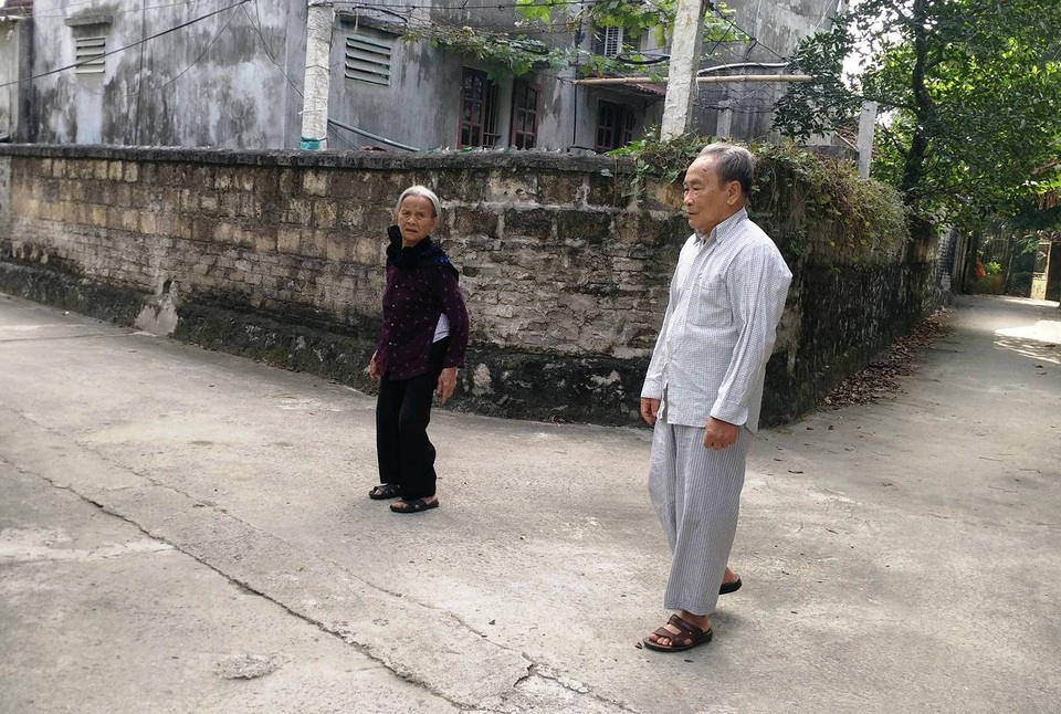 Ông giáo làng hiến “đất vàng” làm đường cho dân - 3 Niềm vui của vợ chồng ông giáo làng là mỗi ngày ra ngõ được nhìn thấy con đường làng rộng, đẹp, sạch sẽ, người dân phấn khởi qua lại.