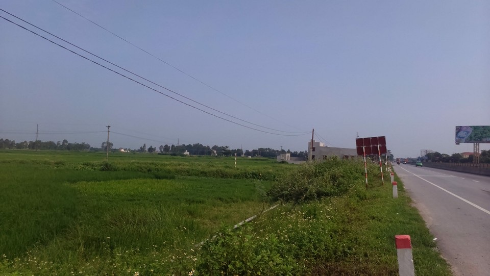 Thanh Hóa: Bán đất trên giấy, thu tiền làm trích lục vô tội vạ! - 1 100 lô đất bên quốc lộ thuộc xã Quảng Phong (huyện Quảng Xương, Thanh Hóa) chỉ bán trên...giấy
