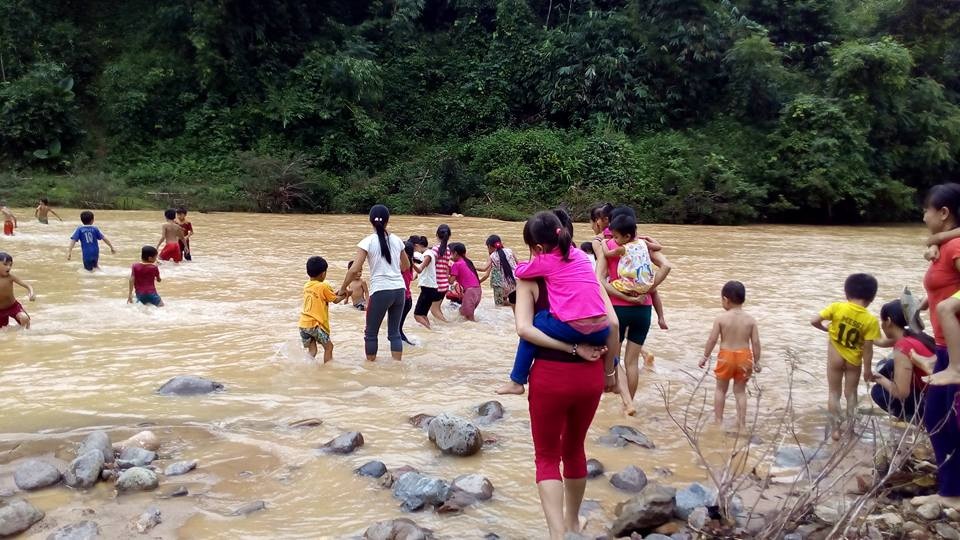 Thương cảm học sinh lội sông đi khai giảng - 2 Thương cảm học sinh lội sông đi khai giảng - 2