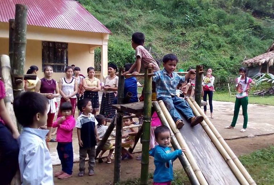 Thương cảm học sinh lội sông đi khai giảng - 5 Đồ chơi của những đứa trẻ là những thứ người dân và thầy cô giáo tự chế