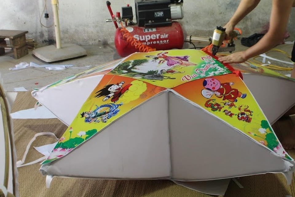 
Những chiếc đèn lồng cỡ lớn khiến người thợ phải mất cả tuần lễ mới xong
