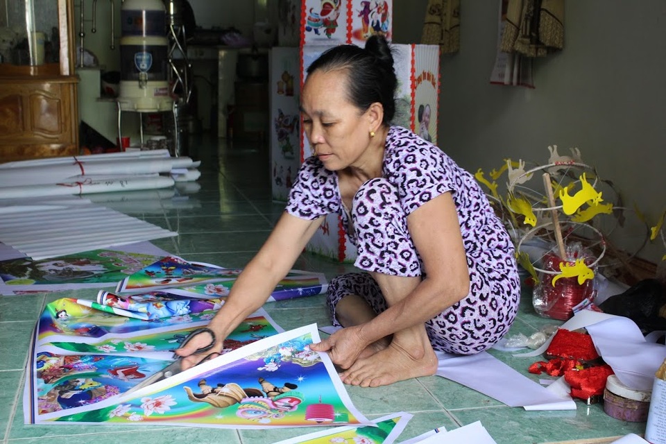 
Trên chiếc đèn lồng thủ công luôn chứa đựng những nét văn hóa truyền thống. Vì vậy, nó vừa mang tính giải trí vừa giúp các em thiếu nhi hiểu và ghi nhớ về văn hóa dân tộc
